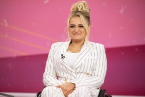 Ali Stroker Instagram - Loved so much being on the @todayshow this morning chatting about Richard III which is now streaming on @pbs #greatperformances !!! 

And a special thank you to @katnejatbeauty and @madisonguest for my glam and styling! You made this mama feel so good! 

📸: @photonate