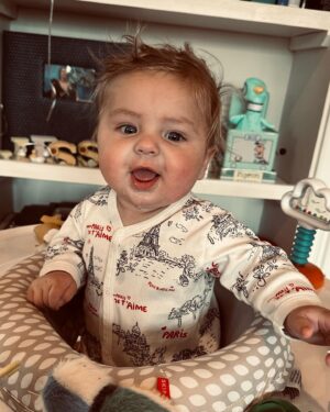 Ali Stroker Instagram - Happy 5 months Jess! You are our world! Thanks for the best 150 days of our lives! We love you like crazy!❤️❤️❤️❤️❤️❤️

Photos by Pop Pop @coachstroker