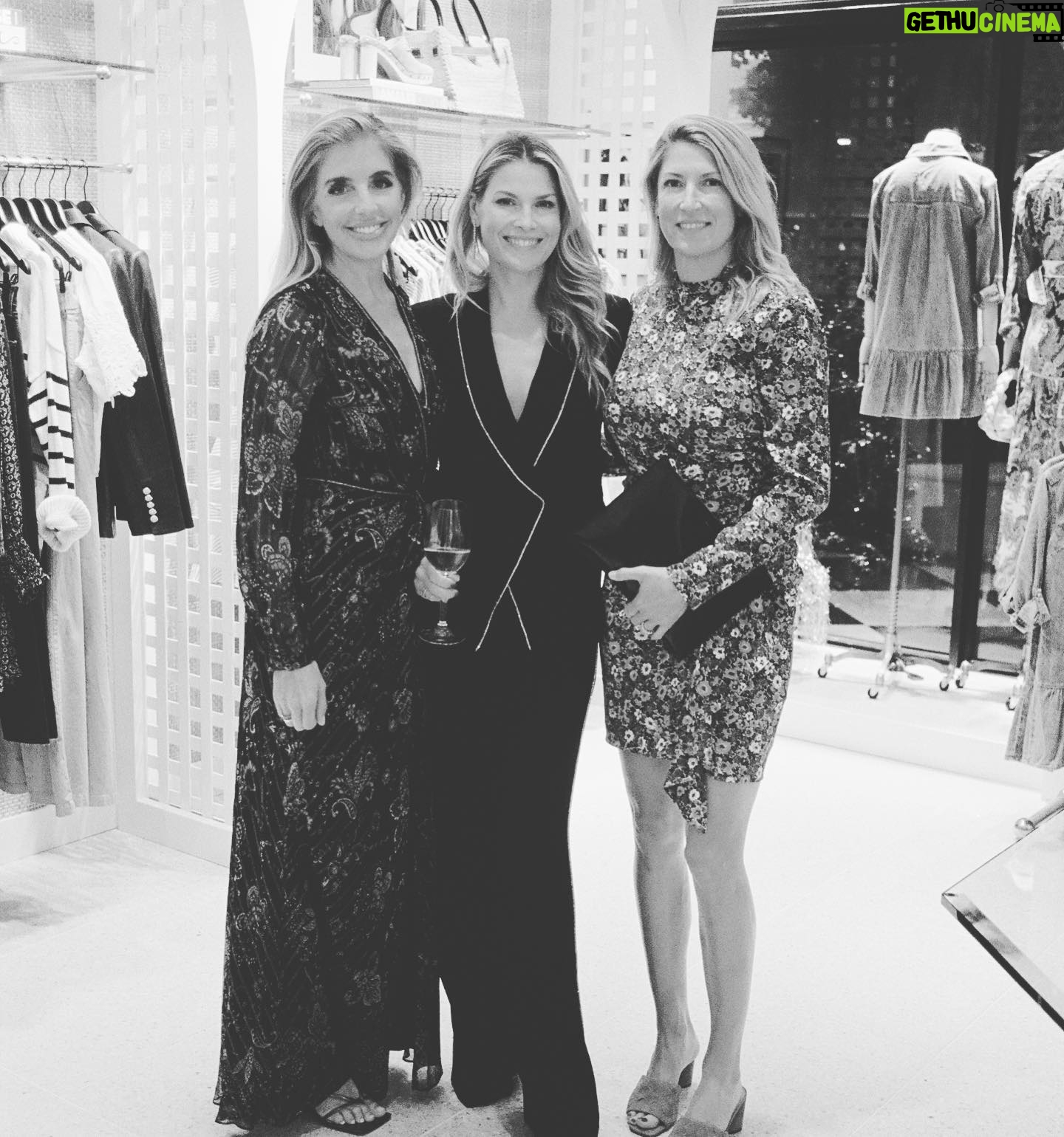Ali Larter Instagram - ✨VB x FG✨This beautiful full moon night in Palm Beach, the dear friends, the killer suit and diamond danglers, and the wine made it all devilishly divine. Cheers to more Forever Gold moments! 🌕