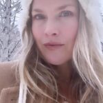 Ali Larter Instagram - Happy 2023!!! I am finally coming out of the holiday daze, and I am ready to charge into the New Year! I am kicking it off with a cleanse, healthy meals, moving my body, and reading. I feel like I always start the year like this before I slide into devious ways and get out of balance! 😇😂😈Honestly, I am so excited for this New Year. Creating more than ever before, continuing my Forever Gold journey, making this extraordinary book into a movie, playing with my kids in nature, building a new home, having adventures with friends and meeting positive spirits along the way, working within the hunger community to make sure everyone has a meal because food heals, embracing the beauty I have in my life, but also embracing all the challenges and using them as tools for growth. I want to thank this incredible community. My wish to you is a year where you thrive and laugh along the way! Rumi says it best, What you seek is seeking you. ✨💫✨