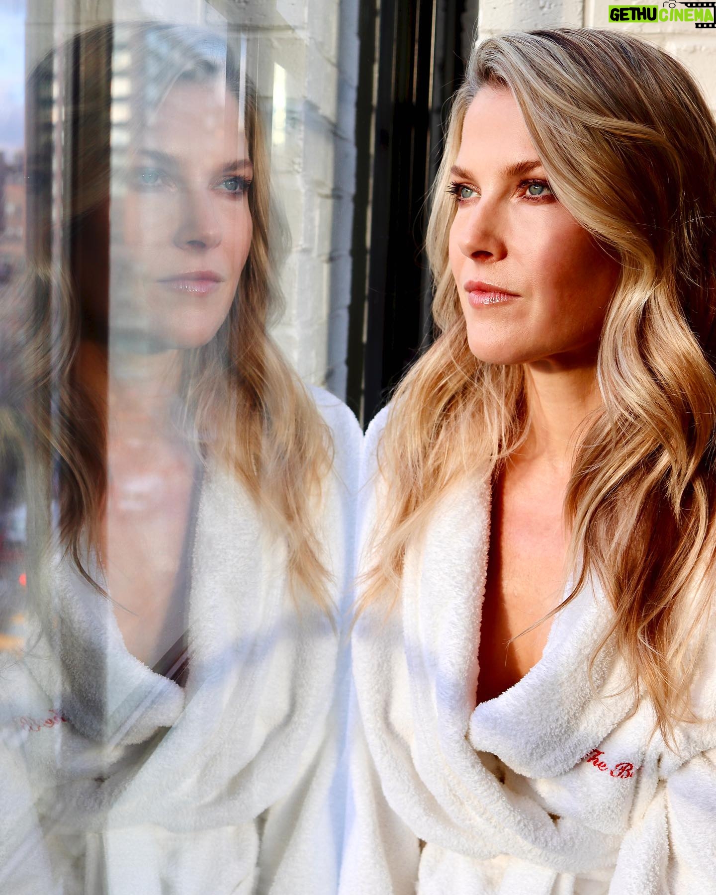 Ali Larter Instagram - The Bare Magazine. Thank you for the profile shot through your artist’s eyes. @tina_turnbow Link in my bio for the latest issue.