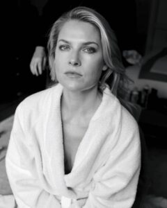 Ali Larter Instagram - The Bare Magazine. Thank you for the profile shot through your artist’s eyes. @tina_turnbow Link in my bio for the latest issue.