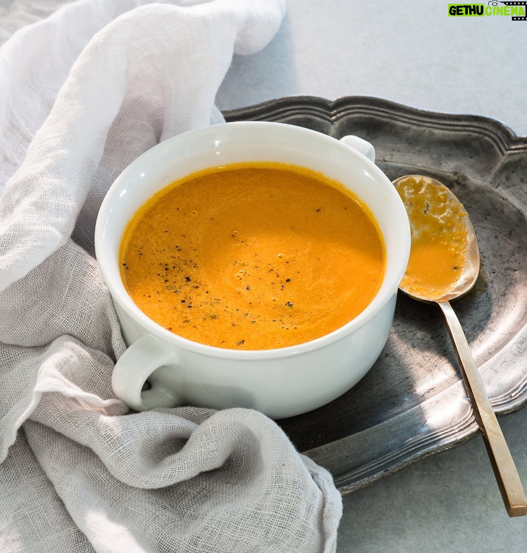 Ali Larter Instagram - I hope everyone is having a beautiful Sunday! I got a lot of requests for this carrot ginger soup so I’m sharing the recipe. It is so bright, tangy, creamy, healthy and delicious. My kids love it too. Enjoy! 🥕🥕🥕Sauté 1/2 cup onion in 2 TBLS coconut oil, add 4 cups carrots, 4 cups veg broth, 1 cup orange juice, 1 TBLS grated ginger, and a squeeze of lemon. Simmer for 20 minutes, purée and then return to pot and stir in 1 can of coconut milk. Salt and pepper to taste. 😘