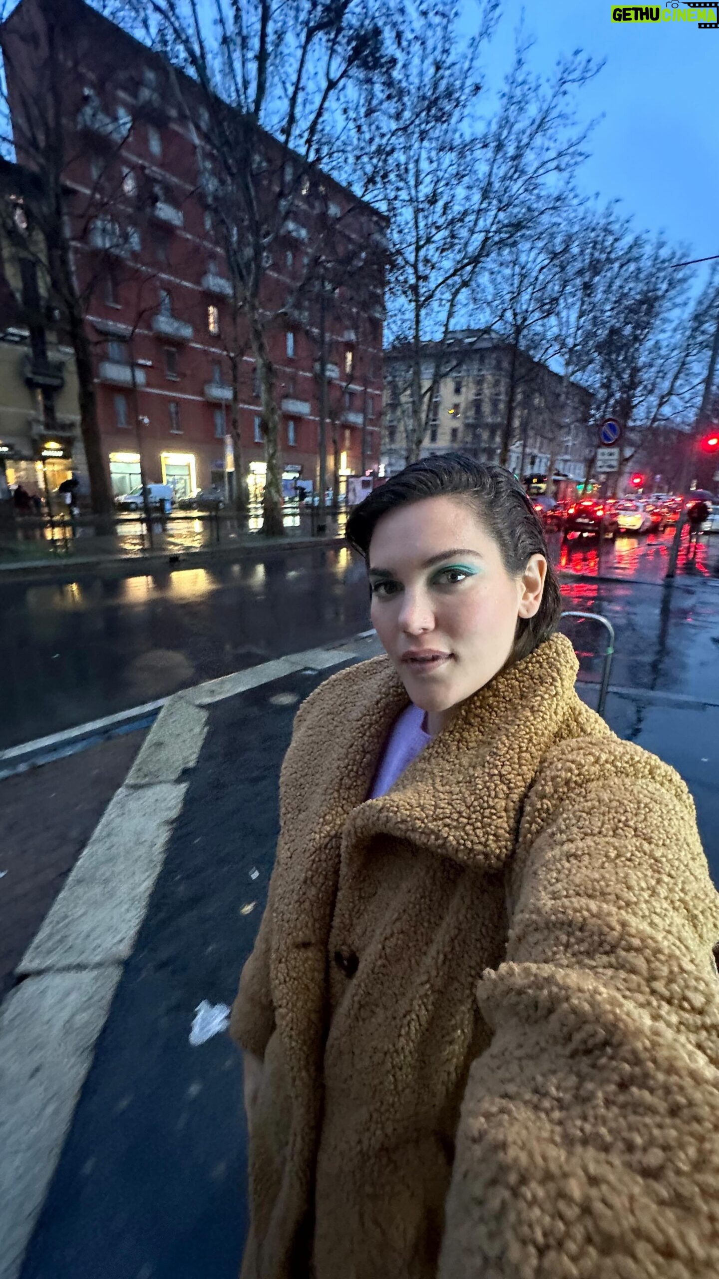 Ali Tate Cutler Instagram - Drop a 🔥 if this lands. Some people will say frequency and resonance are pseudoscience. And while yes, we’re just at the beginning of measuring this stuff with men in white coats, there are many studies on emotional resonance. When we’re in a high ↗️ resonance, things tend to go get good (if that’s an anecdotal measurement) and when we’re low ↘️ things feel hard. According to the SPANE scale, authenticity (self love believing what you are saying) is 400 x times the resonance of love 💕 So when you… Withhold your true beliefs and thoughts ❌ Say yes when you mean no ❌ Placate others by saying what you think they want to hear ❌ You are in a lower resonance of manipulation and deceit. Most people pleasers don’t even know this because they have good hearts and are just trying to get their needs met…. ❤️ Unfortunately this is at a high cost.