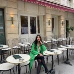Alia Chergui Instagram - Mama est de sortie pour son birthday surprise mais elle n’est pas encore au courant 😁 @lyndanh09 nous a dit la veille que le thème était emily in Paris 😆 le thème est respecté ? J’ai mon bérets dans la poussette lol