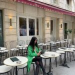 Alia Chergui Instagram - Mama est de sortie pour son birthday surprise mais elle n’est pas encore au courant 😁 @lyndanh09 nous a dit la veille que le thème était emily in Paris 😆 le thème est respecté ? J’ai mon bérets dans la poussette lol