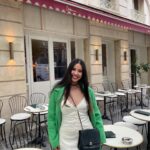 Alia Chergui Instagram - Mama est de sortie pour son birthday surprise mais elle n’est pas encore au courant 😁 @lyndanh09 nous a dit la veille que le thème était emily in Paris 😆 le thème est respecté ? J’ai mon bérets dans la poussette lol