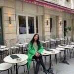 Alia Chergui Instagram - Mama est de sortie pour son birthday surprise mais elle n’est pas encore au courant 😁 @lyndanh09 nous a dit la veille que le thème était emily in Paris 😆 le thème est respecté ? J’ai mon bérets dans la poussette lol
