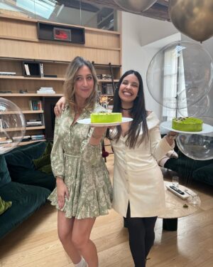 Alia Chergui Instagram - HAPPY BIRTHDAY TO « Nous » 🎂🎉 
On a eu tellement de surprises que jamais on aurait imaginé une seconde qu’on allait nous refaire un anniversaire surprise avec @ely_gypset 💗
Un grand Merci @lyndanh09 pour toutes ces surprises que tu nous as organisées, c’était incroyable, on s’y attendait tellement pas 😄
Merci a vous les filles pour votre bonne humeur, vos cadeaux et surtout votre présence 🤍 @floracoquerel @emiliehigle @evacolas @malikamenard14 @vaimalama @latifa_lake @coralineball @histoiredekate Farida @alexandra_zimny 
Je vous souhaite à tous d’avoir des amies extraordinaires comme les miens 🤍 

@tableauxparis @impressiongourmande @maisonfleursfabre @hoteldepourtales 
#birthdaygirl