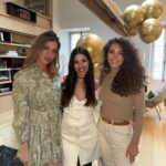 Alia Chergui Instagram - HAPPY BIRTHDAY TO « Nous » 🎂🎉 On a eu tellement de surprises que jamais on aurait imaginé une seconde qu’on allait nous refaire un anniversaire surprise avec @ely_gypset 💗 Un grand Merci @lyndanh09 pour toutes ces surprises que tu nous as organisées, c’était incroyable, on s’y attendait tellement pas 😄 Merci a vous les filles pour votre bonne humeur, vos cadeaux et surtout votre présence 🤍 @floracoquerel @emiliehigle @evacolas @malikamenard14 @vaimalama @latifa_lake @coralineball @histoiredekate Farida @alexandra_zimny Je vous souhaite à tous d’avoir des amies extraordinaires comme les miens 🤍 @tableauxparis @impressiongourmande @maisonfleursfabre @hoteldepourtales #birthdaygirl