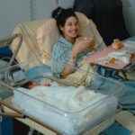 Alia Chergui Instagram - 7 Novembre 2023 7h, (Post 2) Alia pense que c'est le jour J, elle sent que le moment est venu ! On arrive aux urgences avant que les contractions s'intensifient (par précaution) et finalement on nous renvoie a la maison en nous informant que c'est un faux travail Vers 00h, les contractions continuent et sont de plus en plus proches et plus fortes, Alia n'en peut plus et on décide de retourner à l'hôpital car si c'est un faux travail, on pense que ce n'est pas normal que ça dure depuis plusieurs heures ... Arrivé à l'hôpital, les sages-femmes nous disent que le travail a commencé ! De 00h à 4h (Post 3), j'ai assisté et été témoin d'une Alia "vide" elle perdait connaissance et revenait a elle, franchement elle a été très forte, supporter les contractions de plus en plus fortes pendant 21 heures avant qu'on puisse lui donner la péridurale. Je la prenais de force à aller prendre une douche, à faire du ballon pendant des heures.... Les sages femmes lui on donné un gaz (je ne sais plus le nom) pour atténuer les douleurs des contractions, sauf qu'Alia, elle en abusait 😂😂😂 (post 4 elle est loiiiinnnnnn) D'ailleurs, petite anecdote, @aliachergui à changé de discours très rapidement 😂 quelques heures avant, elle qui disait "non moi je veux accoucher sans péridurale, faire les choses "naturellement", à peine arrivé aux urgences, la première chose qu'elle a criée c'est "PÉRIDURALE" 6h, enfin !!!! On lui met la péridurale... Elle va mieux et on s'endort tout les deux rapidement !!! 8 novembre 2023 Il est environ 8h, on était en train de dormir avec alia, j'ai le souvenir que la porte de la chambre s'ouvre et que l'une des sages femmes nous dit qu'il faut se lever, que le cœur du bébé est en train de ralentir !!!! MOI, (intérieurement) PANIQUÉ !!!! Mais je me dis que c'est dans ces moments là où il faut que je garde mon calme et que je dois être plus fort, je dois montrer à Alia que ça va bien se passer... L'accouchement commence, Alia en mode superwoman (moi je serais tombé dans les vap 4 fois) avec le sourire en plus, elle donne vie ! 8h37, notre amour est là, en bonne santé 🤍 ! (Post 6) ٱلْحَمْدُ لِلَّٰهِ