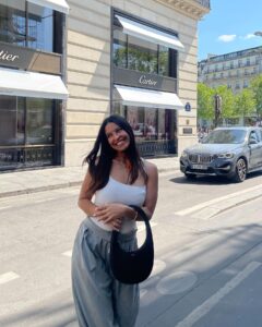Alia Chergui Instagram - Paris l’été 🤍 Pour ceux qui sont partie, vous avez été ou pendant les vacances ? 😁😎☀️ 4