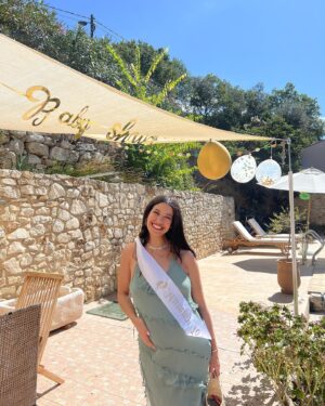 Alia Chergui Instagram - Baby Shower Suprise 🎉🎉🤰🏻

Les filles m’ont organisée ma baby shower chez @masdekyoto à Nîmes, je pensais y’allait pour le travail, j’étais tellement loin de me douter de tout ce qu’elles m’ont organisées ! 
Merci les filles pour votre présence, votre bienveillance, votre amours et pour tous les cadeaux que j’ai reçu pour l’être le plus important de ma vie, je pensais ne pas avoir le temps d’en organiser une, en tout cas je suis bien contente car c’est des moments graver à jamais ds mon cœur 🤍