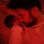 Alia Chergui Instagram - 7 Novembre 2023 7h, (Post 2) Alia pense que c'est le jour J, elle sent que le moment est venu ! On arrive aux urgences avant que les contractions s'intensifient (par précaution) et finalement on nous renvoie a la maison en nous informant que c'est un faux travail Vers 00h, les contractions continuent et sont de plus en plus proches et plus fortes, Alia n'en peut plus et on décide de retourner à l'hôpital car si c'est un faux travail, on pense que ce n'est pas normal que ça dure depuis plusieurs heures ... Arrivé à l'hôpital, les sages-femmes nous disent que le travail a commencé ! De 00h à 4h (Post 3), j'ai assisté et été témoin d'une Alia "vide" elle perdait connaissance et revenait a elle, franchement elle a été très forte, supporter les contractions de plus en plus fortes pendant 21 heures avant qu'on puisse lui donner la péridurale. Je la prenais de force à aller prendre une douche, à faire du ballon pendant des heures.... Les sages femmes lui on donné un gaz (je ne sais plus le nom) pour atténuer les douleurs des contractions, sauf qu'Alia, elle en abusait 😂😂😂 (post 4 elle est loiiiinnnnnn) D'ailleurs, petite anecdote, @aliachergui à changé de discours très rapidement 😂 quelques heures avant, elle qui disait "non moi je veux accoucher sans péridurale, faire les choses "naturellement", à peine arrivé aux urgences, la première chose qu'elle a criée c'est "PÉRIDURALE" 6h, enfin !!!! On lui met la péridurale... Elle va mieux et on s'endort tout les deux rapidement !!! 8 novembre 2023 Il est environ 8h, on était en train de dormir avec alia, j'ai le souvenir que la porte de la chambre s'ouvre et que l'une des sages femmes nous dit qu'il faut se lever, que le cœur du bébé est en train de ralentir !!!! MOI, (intérieurement) PANIQUÉ !!!! Mais je me dis que c'est dans ces moments là où il faut que je garde mon calme et que je dois être plus fort, je dois montrer à Alia que ça va bien se passer... L'accouchement commence, Alia en mode superwoman (moi je serais tombé dans les vap 4 fois) avec le sourire en plus, elle donne vie ! 8h37, notre amour est là, en bonne santé 🤍 ! (Post 6) ٱلْحَمْدُ لِلَّٰهِ