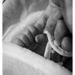 Alia Chergui Instagram - 7 Novembre 2023 7h, (Post 2) Alia pense que c'est le jour J, elle sent que le moment est venu ! On arrive aux urgences avant que les contractions s'intensifient (par précaution) et finalement on nous renvoie a la maison en nous informant que c'est un faux travail Vers 00h, les contractions continuent et sont de plus en plus proches et plus fortes, Alia n'en peut plus et on décide de retourner à l'hôpital car si c'est un faux travail, on pense que ce n'est pas normal que ça dure depuis plusieurs heures ... Arrivé à l'hôpital, les sages-femmes nous disent que le travail a commencé ! De 00h à 4h (Post 3), j'ai assisté et été témoin d'une Alia "vide" elle perdait connaissance et revenait a elle, franchement elle a été très forte, supporter les contractions de plus en plus fortes pendant 21 heures avant qu'on puisse lui donner la péridurale. Je la prenais de force à aller prendre une douche, à faire du ballon pendant des heures.... Les sages femmes lui on donné un gaz (je ne sais plus le nom) pour atténuer les douleurs des contractions, sauf qu'Alia, elle en abusait 😂😂😂 (post 4 elle est loiiiinnnnnn) D'ailleurs, petite anecdote, @aliachergui à changé de discours très rapidement 😂 quelques heures avant, elle qui disait "non moi je veux accoucher sans péridurale, faire les choses "naturellement", à peine arrivé aux urgences, la première chose qu'elle a criée c'est "PÉRIDURALE" 6h, enfin !!!! On lui met la péridurale... Elle va mieux et on s'endort tout les deux rapidement !!! 8 novembre 2023 Il est environ 8h, on était en train de dormir avec alia, j'ai le souvenir que la porte de la chambre s'ouvre et que l'une des sages femmes nous dit qu'il faut se lever, que le cœur du bébé est en train de ralentir !!!! MOI, (intérieurement) PANIQUÉ !!!! Mais je me dis que c'est dans ces moments là où il faut que je garde mon calme et que je dois être plus fort, je dois montrer à Alia que ça va bien se passer... L'accouchement commence, Alia en mode superwoman (moi je serais tombé dans les vap 4 fois) avec le sourire en plus, elle donne vie ! 8h37, notre amour est là, en bonne santé 🤍 ! (Post 6) ٱلْحَمْدُ لِلَّٰهِ