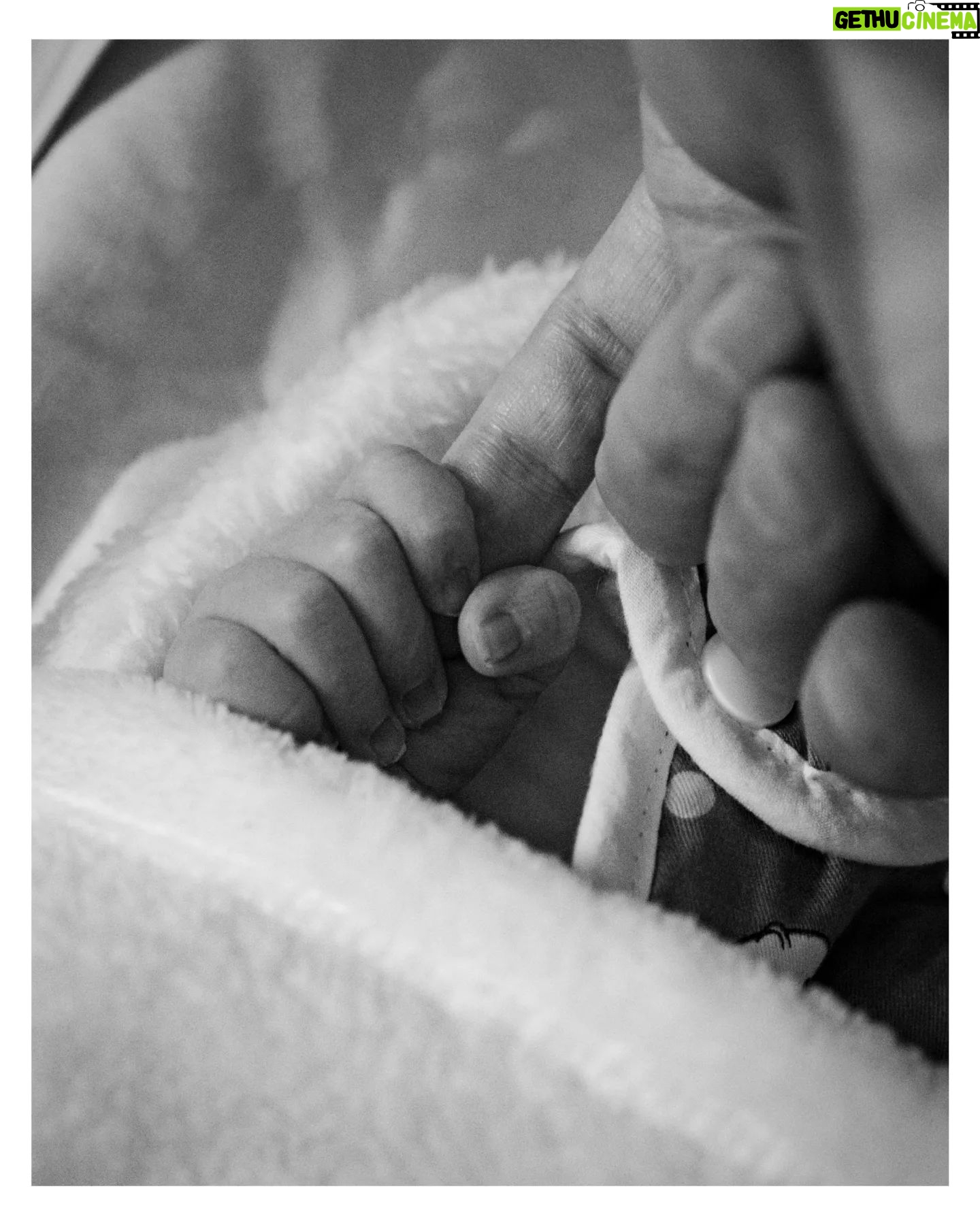 Alia Chergui Instagram - 7 Novembre 2023 7h, (Post 2) Alia pense que c'est le jour J, elle sent que le moment est venu ! On arrive aux urgences avant que les contractions s'intensifient (par précaution) et finalement on nous renvoie a la maison en nous informant que c'est un faux travail Vers 00h, les contractions continuent et sont de plus en plus proches et plus fortes, Alia n'en peut plus et on décide de retourner à l'hôpital car si c'est un faux travail, on pense que ce n'est pas normal que ça dure depuis plusieurs heures ... Arrivé à l'hôpital, les sages-femmes nous disent que le travail a commencé ! De 00h à 4h (Post 3), j'ai assisté et été témoin d'une Alia "vide" elle perdait connaissance et revenait a elle, franchement elle a été très forte, supporter les contractions de plus en plus fortes pendant 21 heures avant qu'on puisse lui donner la péridurale. Je la prenais de force à aller prendre une douche, à faire du ballon pendant des heures.... Les sages femmes lui on donné un gaz (je ne sais plus le nom) pour atténuer les douleurs des contractions, sauf qu'Alia, elle en abusait 😂😂😂 (post 4 elle est loiiiinnnnnn) D'ailleurs, petite anecdote, @aliachergui à changé de discours très rapidement 😂 quelques heures avant, elle qui disait "non moi je veux accoucher sans péridurale, faire les choses "naturellement", à peine arrivé aux urgences, la première chose qu'elle a criée c'est "PÉRIDURALE" 6h, enfin !!!! On lui met la péridurale... Elle va mieux et on s'endort tout les deux rapidement !!! 8 novembre 2023 Il est environ 8h, on était en train de dormir avec alia, j'ai le souvenir que la porte de la chambre s'ouvre et que l'une des sages femmes nous dit qu'il faut se lever, que le cœur du bébé est en train de ralentir !!!! MOI, (intérieurement) PANIQUÉ !!!! Mais je me dis que c'est dans ces moments là où il faut que je garde mon calme et que je dois être plus fort, je dois montrer à Alia que ça va bien se passer... L'accouchement commence, Alia en mode superwoman (moi je serais tombé dans les vap 4 fois) avec le sourire en plus, elle donne vie ! 8h37, notre amour est là, en bonne santé 🤍 ! (Post 6) ٱلْحَمْدُ لِلَّٰهِ