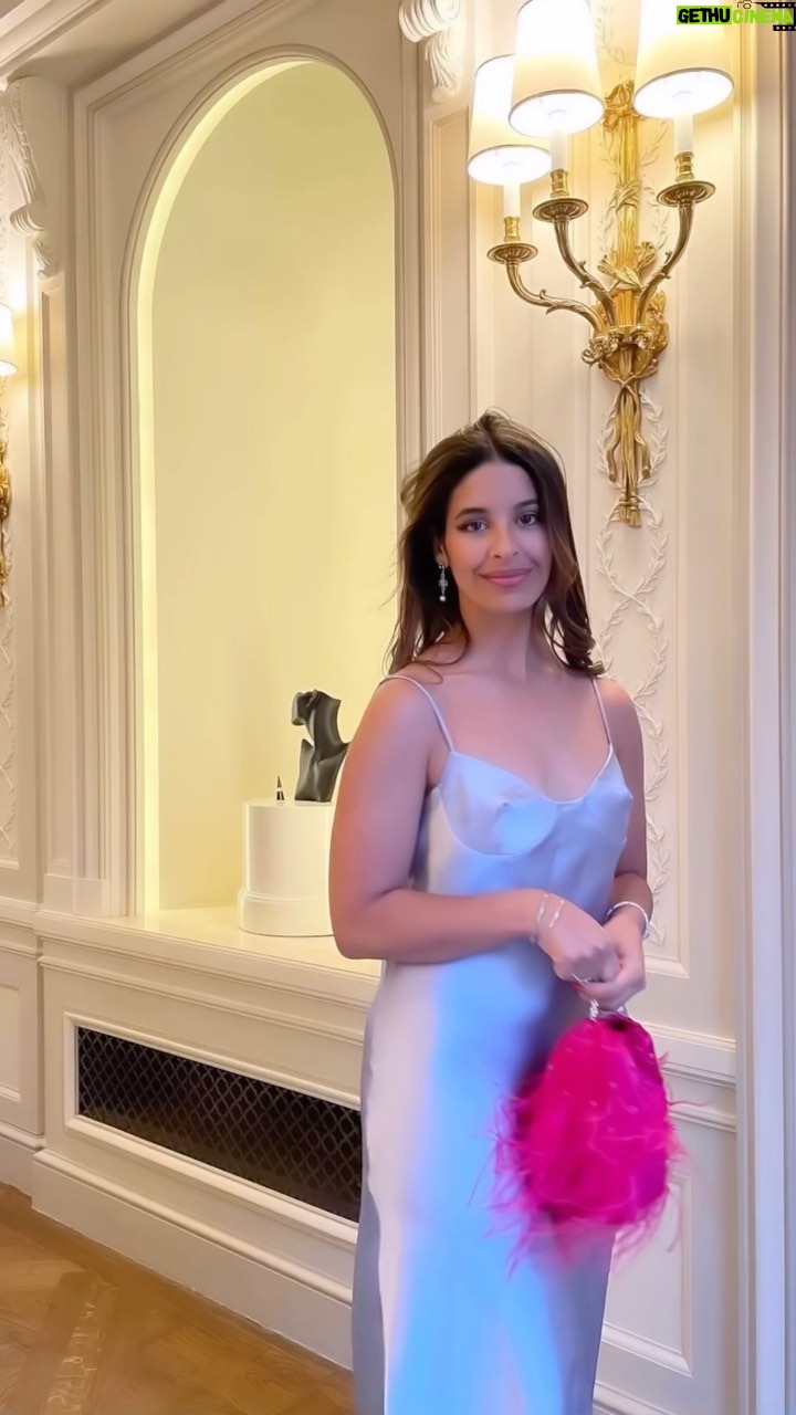 Alia Chergui Instagram - Concours Je suis trop heureuse de vous retrouver pour mon vide dressing ce week-end le 20 et 21 avri au @valdeuropeofficiel Après mon déménagement je me sépare de beaucoup de mes looks, robes, manteaux, accessoires, chaussures et également quelques pièces d’@alisuna et de notre petit prince. Je fais gagner une place à une personne pour pouvoir participer au vide-dressing et vendre ces pièces à mes côtés 🤍 Pour cela -Il faut suivre @valdeuropeofficiel - Commenter ce post et identifier des personnes - Etre disponible samedi 20 et dimanche 21 avril Je vous donne le nom du gagnant le 18 avril 😊