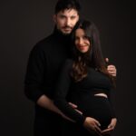 Alia Chergui Instagram - « Regarde c’est papa et maman avant que t’arrives au monde ! » 🤍 Merci beaucoup @jenniferphotographe pour cette série ! Elles feront partie de l’album de famille ☺️🫶 #pregnantphoto