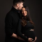 Alia Chergui Instagram - « Regarde c’est papa et maman avant que t’arrives au monde ! » 🤍 Merci beaucoup @jenniferphotographe pour cette série ! Elles feront partie de l’album de famille ☺️🫶 #pregnantphoto