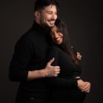 Alia Chergui Instagram - « Regarde c’est papa et maman avant que t’arrives au monde ! » 🤍 Merci beaucoup @jenniferphotographe pour cette série ! Elles feront partie de l’album de famille ☺️🫶 #pregnantphoto