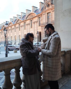 Alia Chergui Instagram - Une belle balade en famille avec le porte bébé @najell_official 
Il est confortable et fait avec de super matériaux on l’utilise autant à la maison qu’en sortie 🤍 
On l’aime trop avec @alisunaoff 

Collaboration commerciale