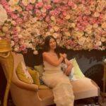 Alia Chergui Instagram - Projection en avant première de la série @bridgertonnetflix avec les copines chez @maisonladuree #bridgerton
