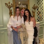 Alia Chergui Instagram - Projection en avant première de la série @bridgertonnetflix avec les copines chez @maisonladuree #bridgerton