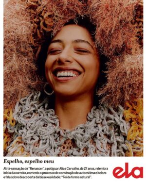Alice Carvalho Instagram - 🌾 agradeço ao @elaoglobo e ao @jornaloglobo pela capa deste domingo, pela gentileza e interesse nesse meu fazer. gente é mesmo pra brilhar, não pra morrer de fome.

com uma surpresa bonita, recebi afago também de amigos que me deram a mão e o colo nesses meses de novela - que tenho muito orgulho em fazer e aprender todo dia. @irandhirsan , @waltercarvalho29 e gustavo fernandez, cúmplices. obrigada pelas palavras! 🤍

🌾 no sonho bonito de nossos ancestrais, um futuro de brilho, bem-querer mutuo e beleza é possível. 🤍 é palpável, é sonho lúcido, é possível mesmo.
 
— salve grande para minha irmã @edvanacarvalho, deslumbrante. elegante! grandemente respeitada na edição deste domingo também, como se deve ser! asé. 🤍

fotografia: @maga.maju
ass. de foto: @hilditt0 
beleza: @fernandasuzz 
edição de moda: @lucasmagnof 
ass. de styling: @fabypernambuco
prod. executiva: @kgrativol @juschiffler
agradecimento: @lajedo

agenciamento: @conde_mais 
assessoria: @estarcomunicacao