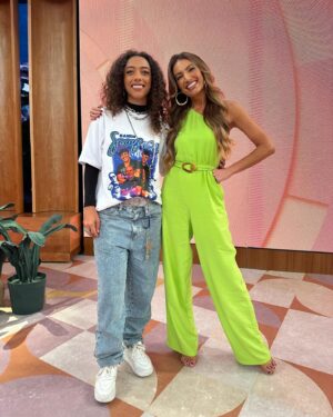 Alice Carvalho Instagram - um encontro na @tvglobo pra falar de joaninha e de #renascer. obrigada pelo convite, pessoal! muito especial pra mim e pra minha gente! @patriciapoeta, @val.assim y @tati! 

salve @grafithoficial, salve RN. 🙏🏾🔥

styling: @jaiarafontes y assistencia de @luisa__nascim 
acessórios: @hectoralbertazzi
t-Shirt: @acervodaspiorais   @wandalo_
calça: @pornograffiti 
tênis: @santa_lolla
assessoria: @estarcomunicacao