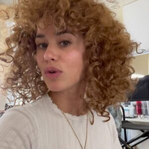Alice David Instagram - « Avenir » c’est à 21h ce soir sur @tf1 

1. Olivia que j’y incarne (c’est cadeau wikifeet) 
2. Une belle promesse capillaire 
3. Clairement le meilleur accent de  @frankbellocq 
4. Doublure jusque dans le geste 
5. Fierté de premier jour de tournage 
6. Encore et toujours notre @frankbellocq 

Avec @kevadams Natacha Lindinger @ericelmosnino @guillaumedetonquedecoff @india.dealmeida @marilyn.lima @jeremdmonkey 

🫣✨🫣