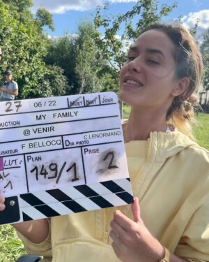 Alice David Instagram - « Avenir » c’est à 21h ce soir sur @tf1 

1. Olivia que j’y incarne (c’est cadeau wikifeet) 
2. Une belle promesse capillaire 
3. Clairement le meilleur accent de  @frankbellocq 
4. Doublure jusque dans le geste 
5. Fierté de premier jour de tournage 
6. Encore et toujours notre @frankbellocq 

Avec @kevadams Natacha Lindinger @ericelmosnino @guillaumedetonquedecoff @india.dealmeida @marilyn.lima @jeremdmonkey 

🫣✨🫣