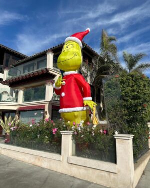 Alice Evans Instagram - I saw this whilst on a trip to Manhattan Beach and couldn’t wait to show my kids the photos. 

As soon as I saw them I said ‘omg guys you’ll never guess what I saw at the beach! A gigantic Elf On The Shelf!!!’

They have not stopped laughing at me. (Face palm) 😂

#thegrinch