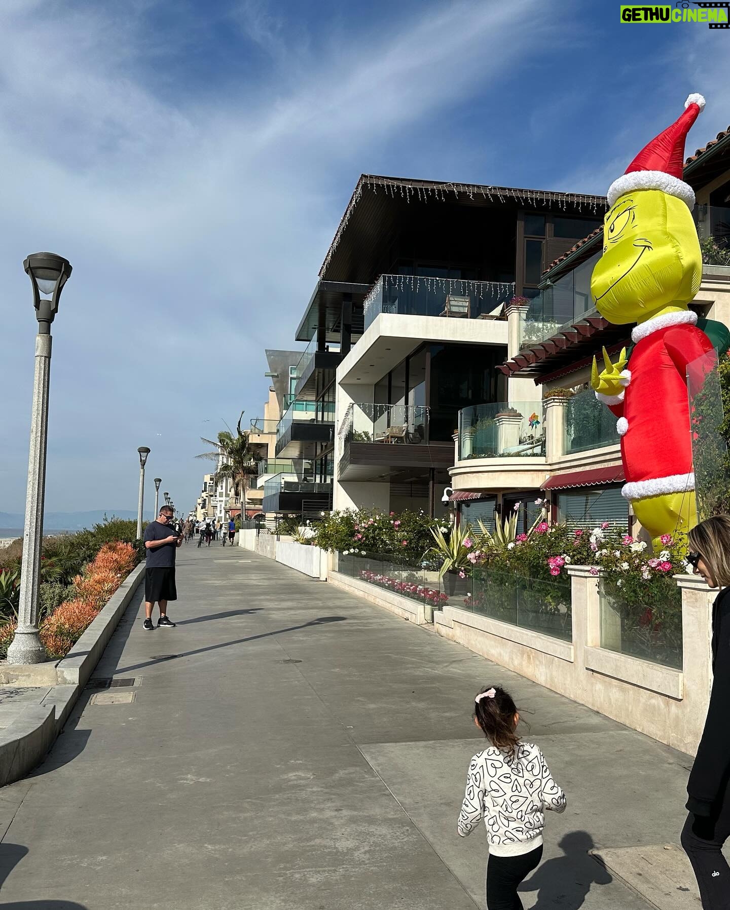 Alice Evans - 2.1K Likes - I saw this whilst on a trip to Manhattan Beach and couldn’t wait to show my kids the photos.
As soon as I saw them I said ‘omg guys you’ll never guess what I saw at the beach! A gigantic Elf On The Shelf!!!’
They have not stopped laughing at me. (Face palm) 😂
#thegrinch
