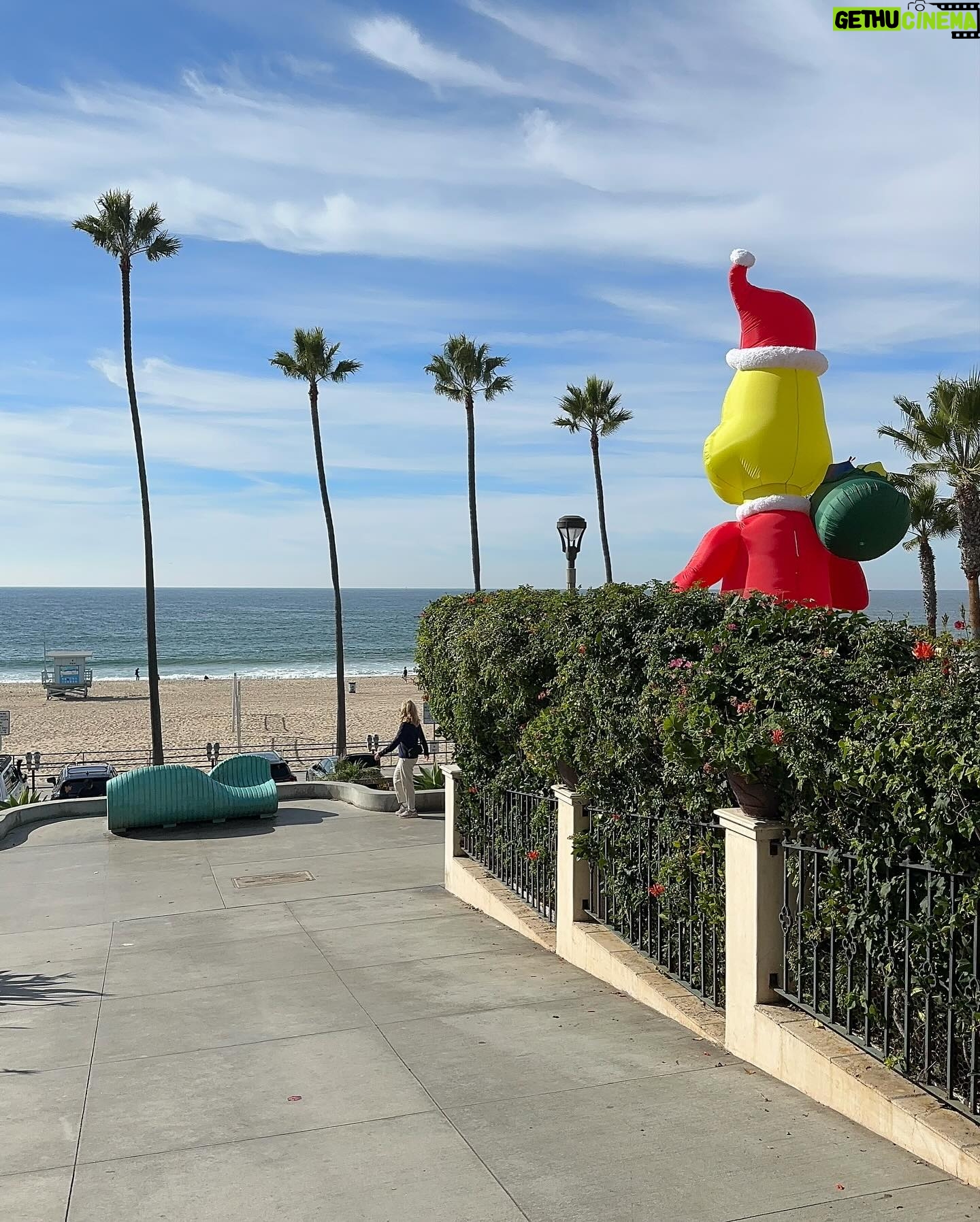 Alice Evans - 2.1K Likes - I saw this whilst on a trip to Manhattan Beach and couldn’t wait to show my kids the photos.
As soon as I saw them I said ‘omg guys you’ll never guess what I saw at the beach! A gigantic Elf On The Shelf!!!’
They have not stopped laughing at me. (Face palm) 😂
#thegrinch