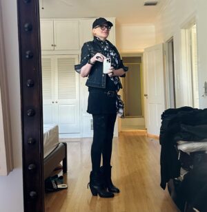 Alice Evans Instagram - Shameless mirror selfies cos the paparazzi keep catching me unawares and when I’m not mewing. And I’m not having it! 

(Kidding. One should ALWAYS mew and never wear one’s sleeping tee shirt over leggings on the school run. Right? A little decorum, please. 😂)

PS. Crap. The second pic is giving me loony vibes..