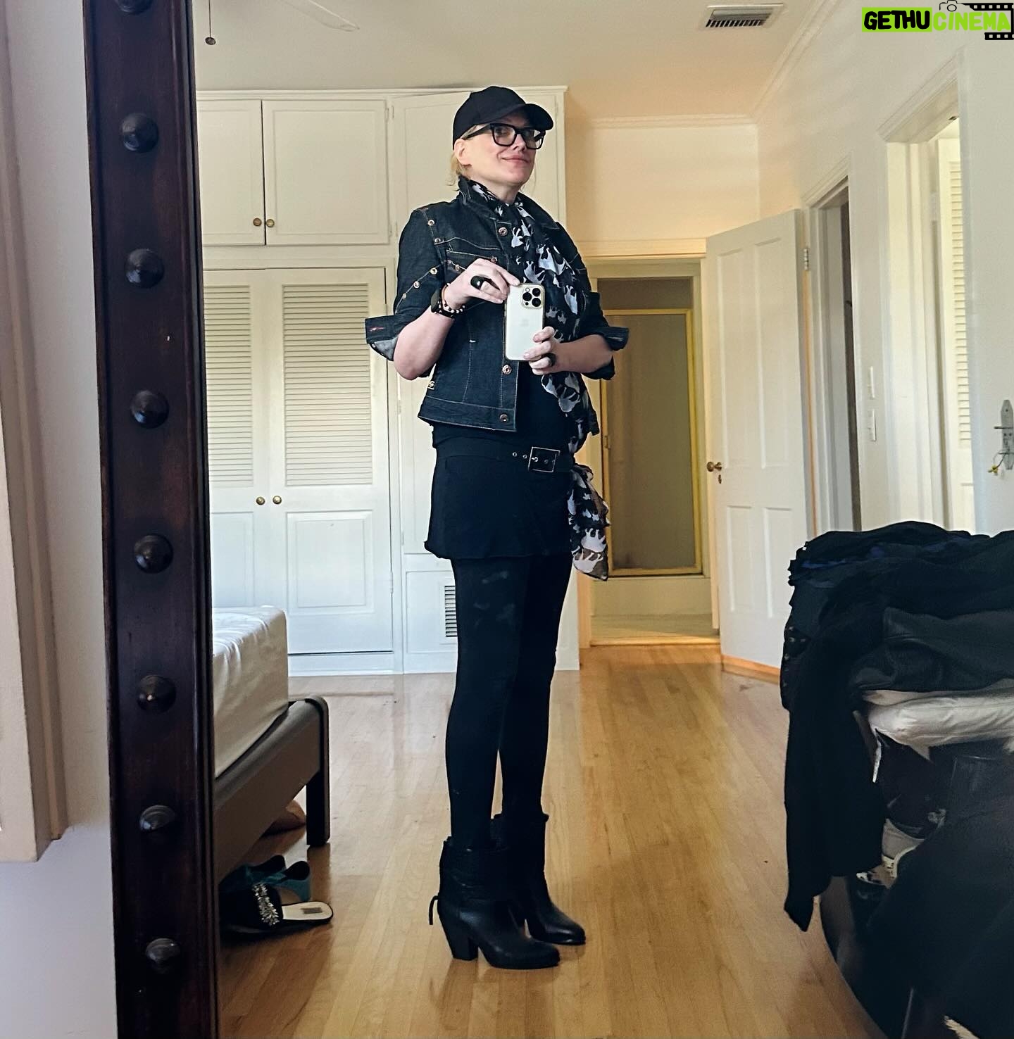 Alice Evans - 2.2K Likes - Shameless mirror selfies cos the paparazzi keep catching me unawares and when I’m not mewing. And I’m not having it!
(Kidding. One should ALWAYS mew and never wear one’s sleeping tee shirt over leggings on the school run. Right? A little decorum, please. 😂)
PS. Crap. The second pic is giving me loony vibes..
