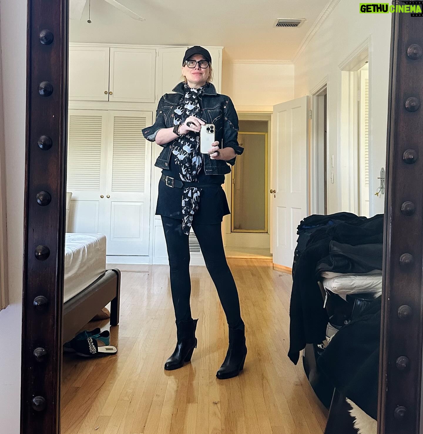 Alice Evans - 2.2K Likes - Shameless mirror selfies cos the paparazzi keep catching me unawares and when I’m not mewing. And I’m not having it!
(Kidding. One should ALWAYS mew and never wear one’s sleeping tee shirt over leggings on the school run. Right? A little decorum, please. 😂)
PS. Crap. The second pic is giving me loony vibes..