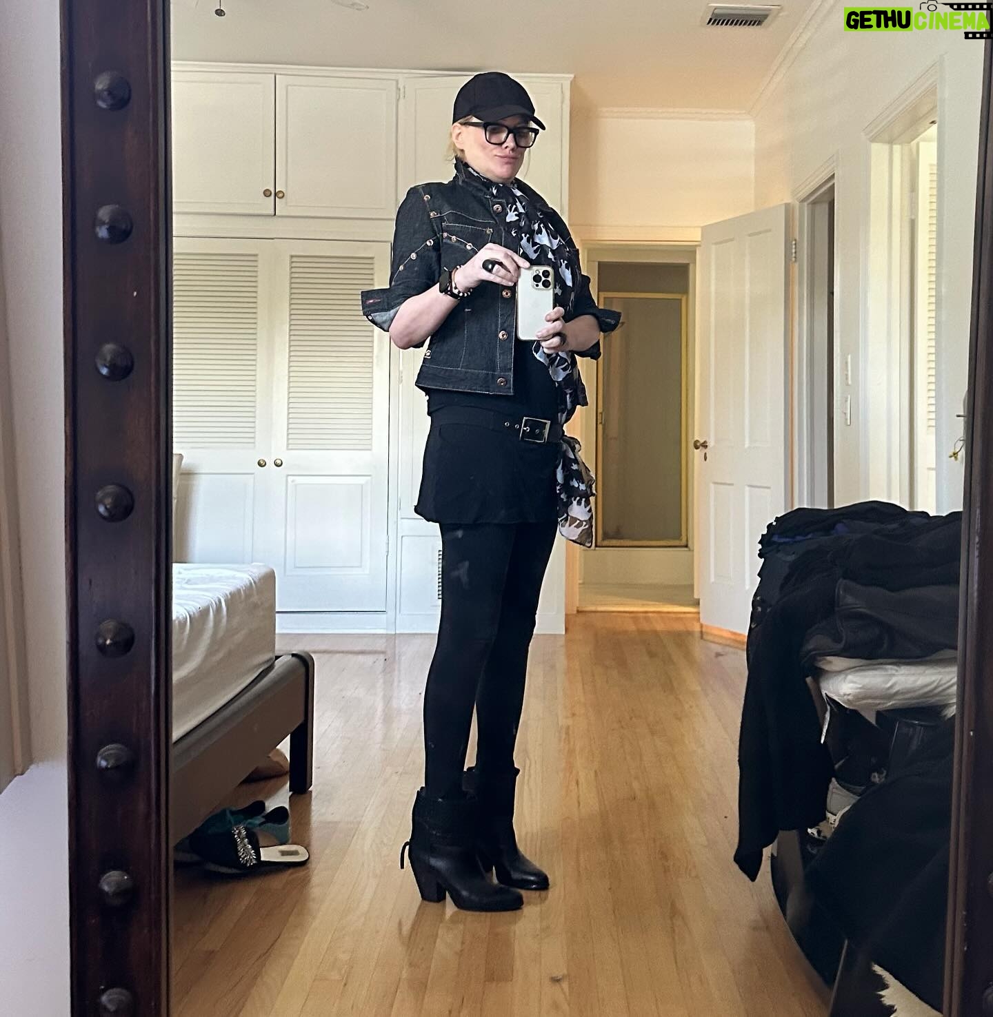 Alice Evans - 2.2K Likes - Shameless mirror selfies cos the paparazzi keep catching me unawares and when I’m not mewing. And I’m not having it!
(Kidding. One should ALWAYS mew and never wear one’s sleeping tee shirt over leggings on the school run. Right? A little decorum, please. 😂)
PS. Crap. The second pic is giving me loony vibes..