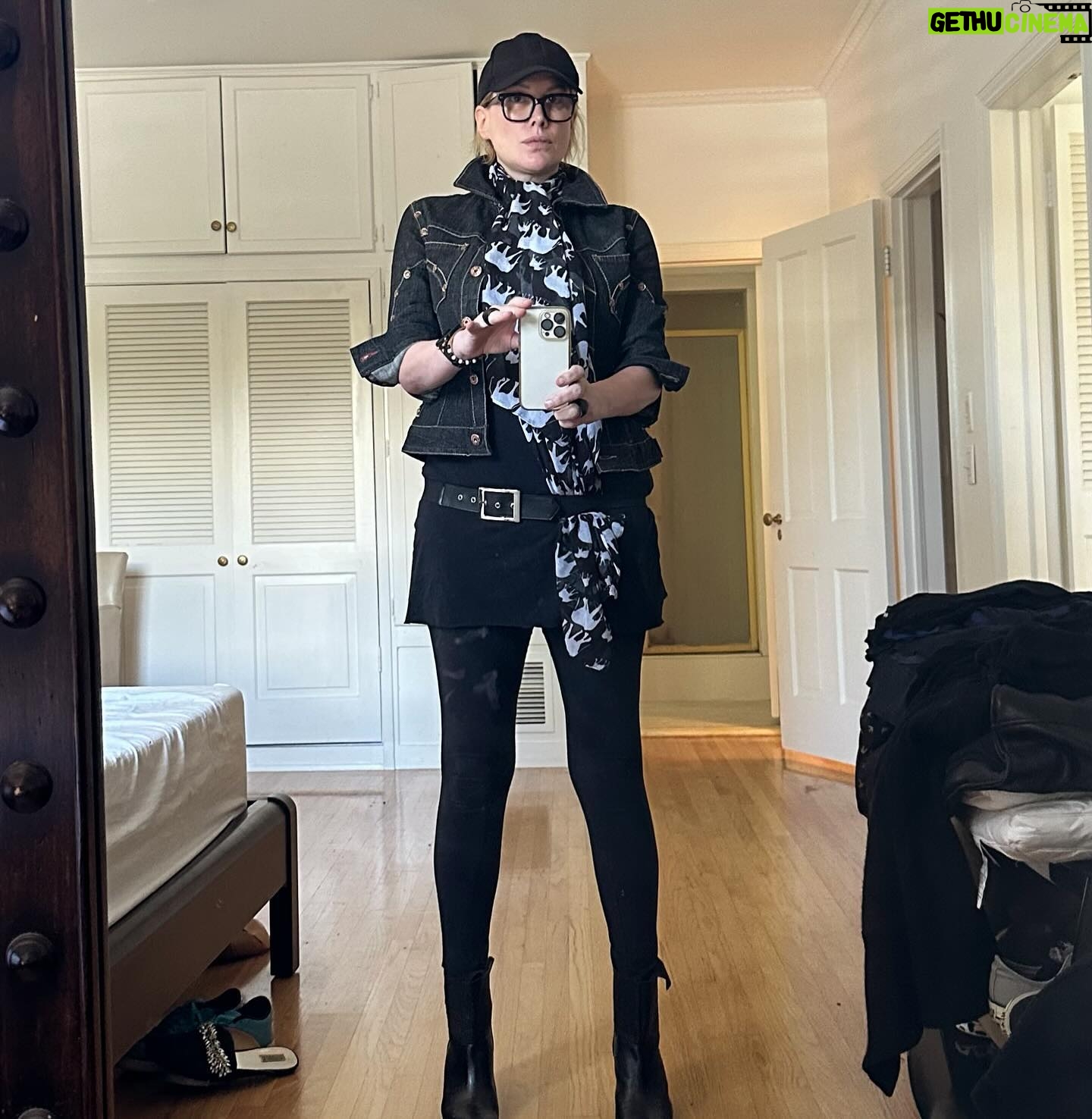 Alice Evans - 2.2K Likes - Shameless mirror selfies cos the paparazzi keep catching me unawares and when I’m not mewing. And I’m not having it!
(Kidding. One should ALWAYS mew and never wear one’s sleeping tee shirt over leggings on the school run. Right? A little decorum, please. 😂)
PS. Crap. The second pic is giving me loony vibes..