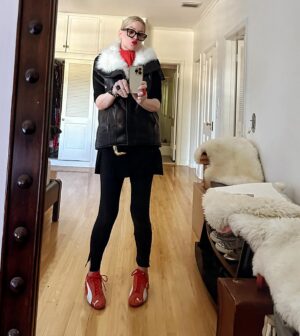 Alice Evans Instagram - I’ll NEVER get the hang of mirror selfies. But I think that’s ok. My favorite is the one at the end. ❤️❤️❤️❤️❤️❤️❤️❤️❤️❤️

PS: Before anybody asks…. Yes my feet are on the large side. US size 11! 😳😂