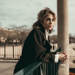 Alice Isaaz Instagram - J’espère que vous passez un bel automne.
📷 @alex__crk