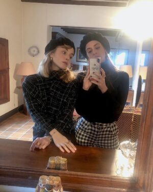 Alice Isaaz Instagram - Ça fait des selfies chez mamie