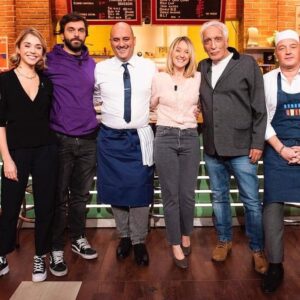 Alice Isaaz Instagram - Eh vous !
@burgerquiz ce soir
animé par le parfait @jeromecommandeur avec une team de rêve @piomarmai @ludivinesagnier @darmon.gerard 🍔🍟