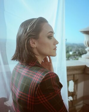 Alice Kremelberg Instagram - who the hell do you think I am
like you never seen a broken man
.
.
📸 @louisadodgeharland 🖤
