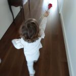 Alice Alves Instagram - “Que nunca nos esqueçamos do valor da liberdade” ❤️ A Benedita hoje foi comprar 2 cravos para oferecer à avó e ao avô. Andava feliz pela rua com os cravos na mão e um senhor, já de uma certa idade, olhava encantado para a alegria desta pessoa de meio palmo que erguia os cravos. As lágrimas vieram-lhe aos olhos. Não sei quem era, nem consegui saber porque tive de correr atrás da Benedita. A super avó agradeceu o presente e rematou “que nunca nos esqueçamos do valor da liberdade!” O avô agradeceu e disse: “Vocês nem sabem o que este gesto significa para mim…” Não sabemos mesmo. Ele era militar na altura. Estava de “castigo” no quartel por tentar anteriormente aquilo que há 50 anos se conquistou. Só ele sabe o que viveu e sentiu. Eu sinto um orgulho imenso por termos dado ao mundo o exemplo de uma revolução pacífica feita por uma geração jovem. Com a liberdade vem a responsabilidade... Não nos esqueçamos disso. Houve quem o esquecesse logo após a revolução! Chama-se Celeste Caeiro a jovem que deu os cravos aos militares que estavam na rua ❤️