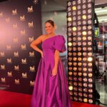 Alice Alves Instagram – Noite de gala com a @tvioficial 
Make up: @veracaldeira_makeup 
Cebelos: @celiadasilva_hairstylist
Look: @goncalomello 
Vestido: @rosa_clara 
Diamantes: @terzihan.lisboa