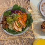 Alice Alves Instagram - Definição de Luxo: Comer @allways.toeathealthy em casa ✌️😋