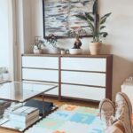 Alice Alves Instagram - Com crianças em casa há sempreee qualquer coisa por fazer, arrumar, dobrar ou limpar. As roupas deixam de servir a uma velocidade inacreditável. Hoje organizei os sacos de roupa para oferecer, arrumei, organizei gavetas e ainda treinei piano ✌️ Podia ficar só no sofá? Podia mas não era a mesma coisa 😂 (E continua a haver o que fazer)
