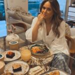 Alice Alves Instagram - Definição de Luxo: Comer @allways.toeathealthy em casa ✌️😋