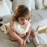 Alice Alves Instagram - O dia da Benedita e de todas as crianças do mundo 🌍 É um dia sensível por todas as razões e mais algumas. Olhamos para o mundo e assusta! Cabe-nos a todos tornar tudo melhor, por nós mas acima de tudo, por elas 🌼